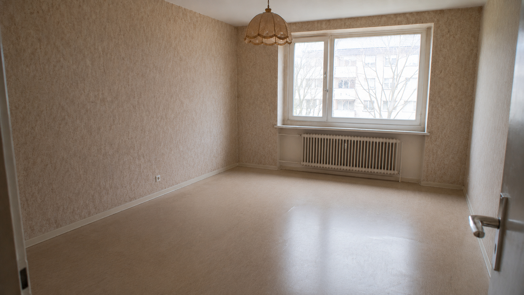 Dieselbe Wohnung nach der Entrümpelung, leer und besenrein